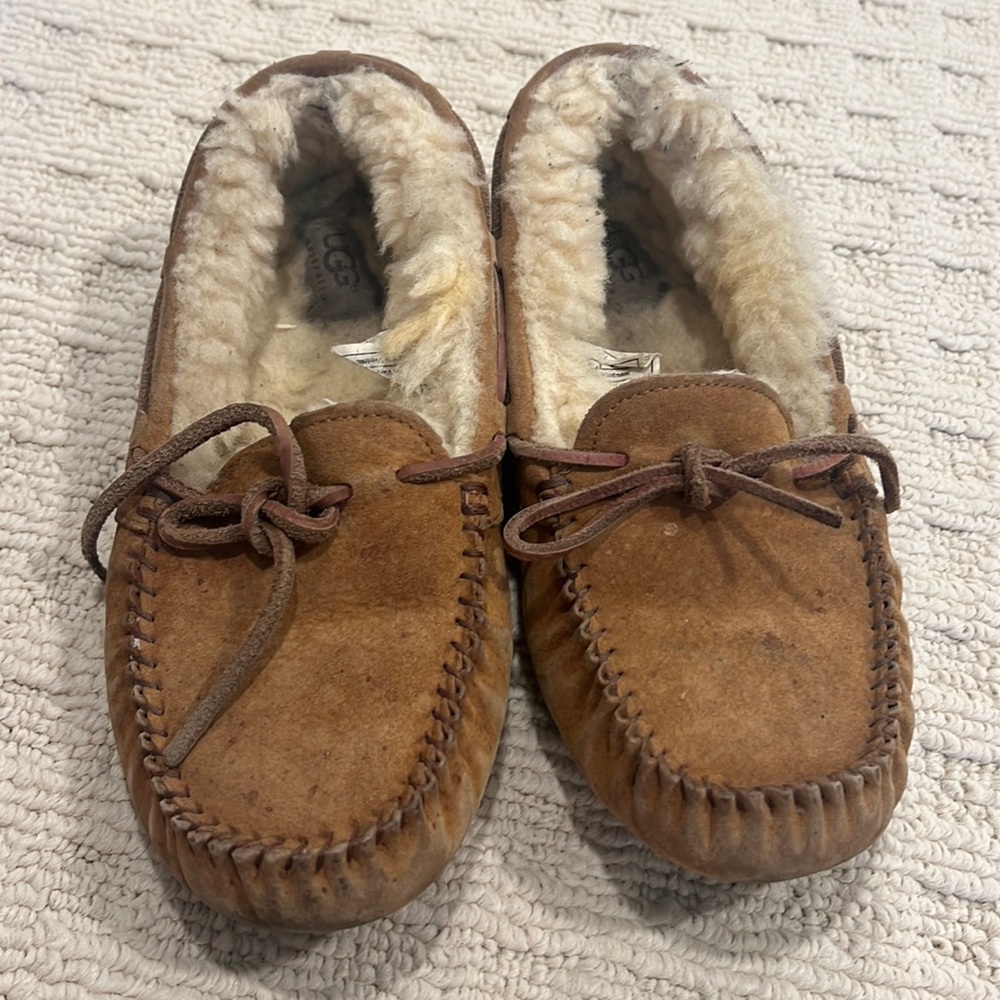 Tan womens size 7 Ugg moccasins.